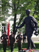 Памятник военному почтальону установили в Воронеже